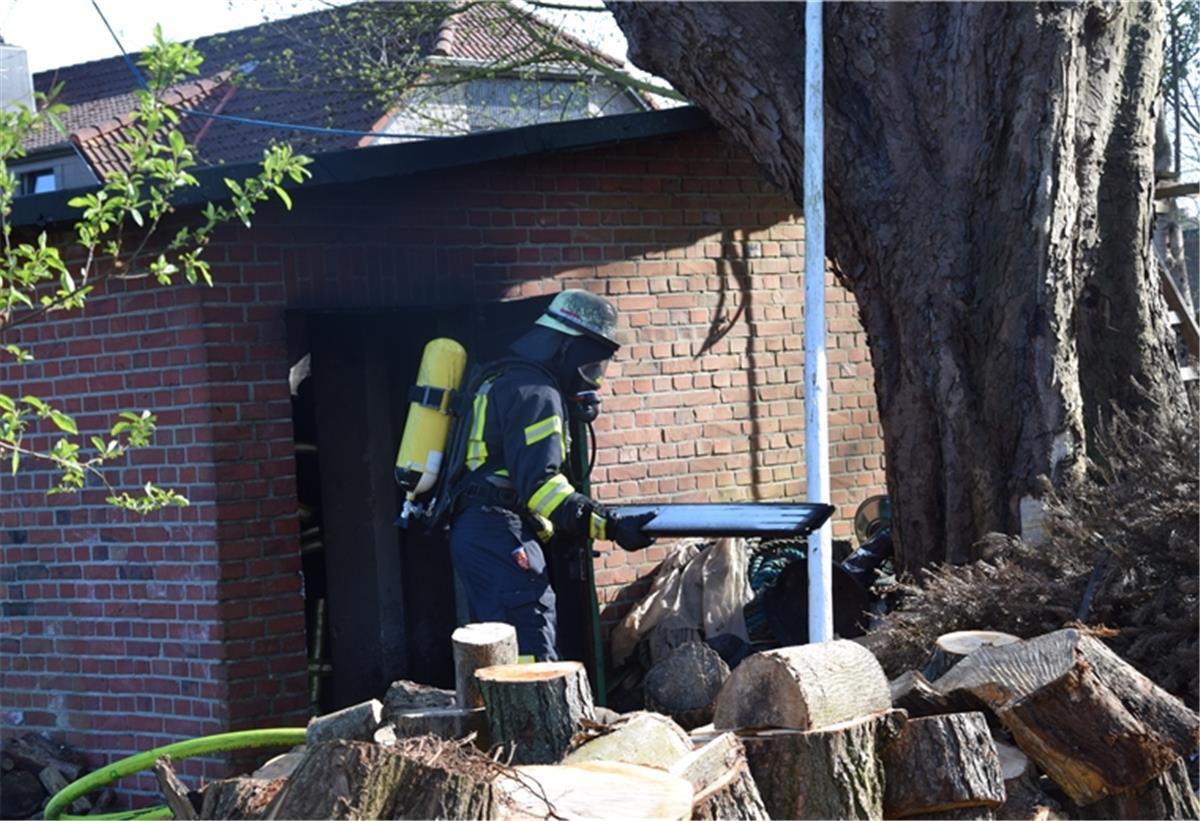 Schuppenbrand in Blexen: 11-Jähriger verletzt In der Blexer Deichstraße ist ein gemauerter Schuppen ausgebrannt.