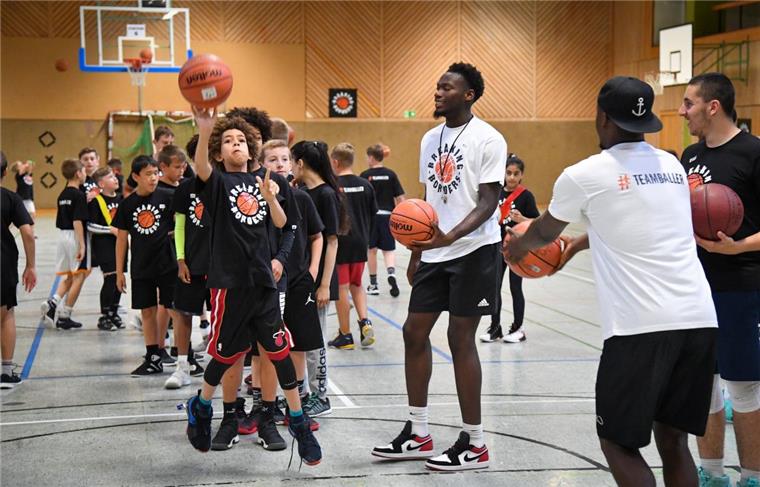 Eisbären-Profi Canty bringt mit seinem Camp 85 Kinder in Bewegung In der Bogenhalle wird noch bis heute fleißig Basketball gespielt. Das "Breaking Borders"-Camp von Anthony Canty kommt bei den Kindern gut an.