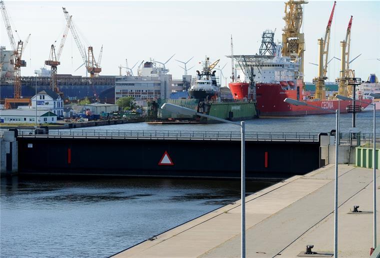Tankschiff reißt sich in Kaiserschleuse die Seite auf Das rund 2200 Tonnen schwere Tor des Binnenhaupt in der Kaiserschleuse in Bremerhaven (Bremen) ist am 10.06.2015 noch geschlossen.
