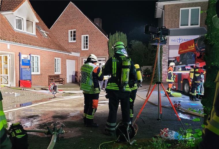 In der brennenden Wohnung suchten die Einsatzkräfte nach einer vermissten Person.