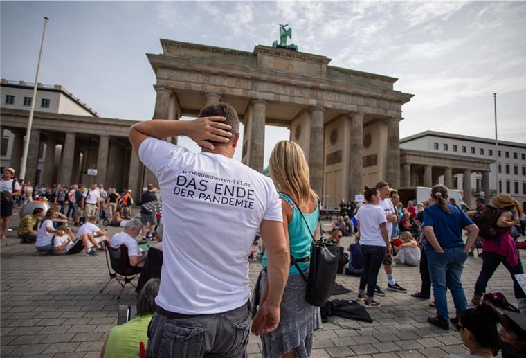 Studie in Corona-Krise: Hohe Affinität für Verschwörungstheorien In der Corona-Pandemie schwindet bei etlichen Bürgern laut einer Studie das Vertrauen in die Regierung.
