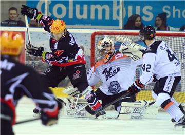 In der DEL2 trafen die Fischtown Pinguins regelmäßig auf die Löwen Frankfurt.