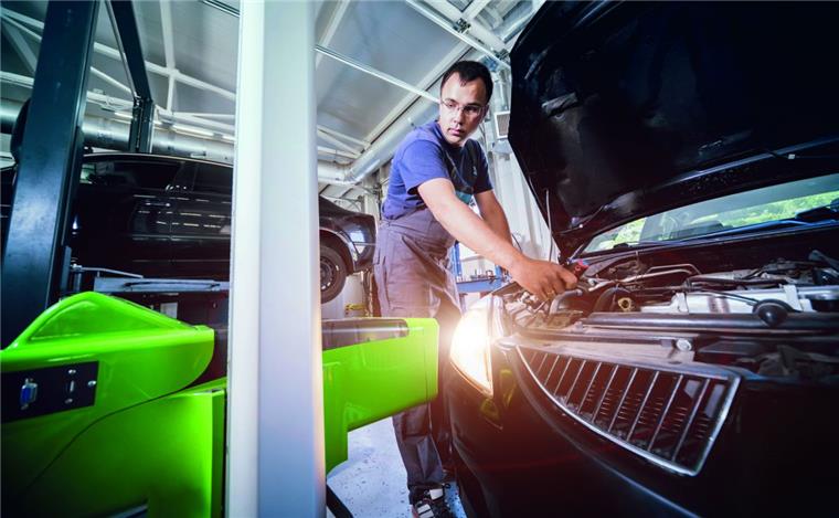 In der dunklen Jahreszeit ist die einwandfreie Funktion der Beleuchtung am Auto besonders wichtig. Viele Kfz-Werkstätten bieten im Oktober einen kostenlosen Lichttest an.