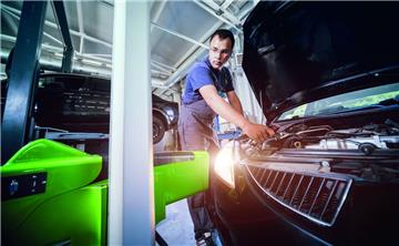 In der dunklen Jahreszeit ist die einwandfreie Funktion der Beleuchtung am Auto besonders wichtig. Viele Kfz-Werkstätten bieten im Oktober einen kostenlosen Lichttest an.