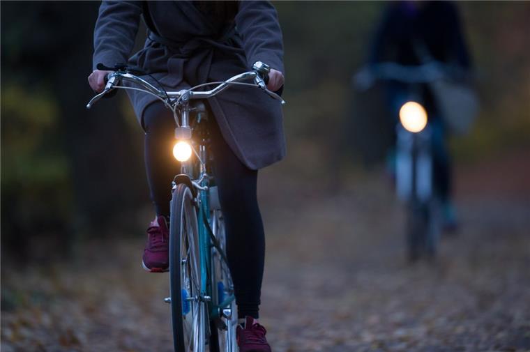 In der dunklen Jahreszeit sollten Radfahrer auf ihr Licht achten.