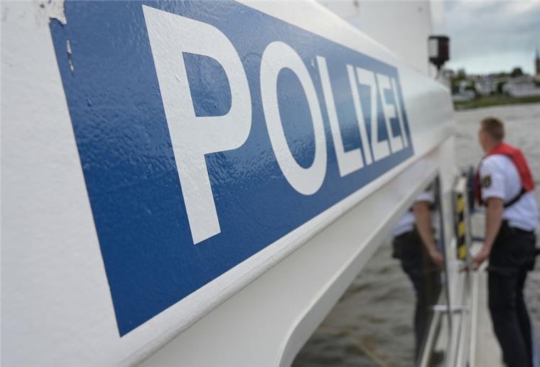 In der Elbe haben Polizei und Feuerwehr gestern Abend nach einem Mann gesucht, der von Zeugen im Hamburger Binnenhafen gesehen wurde.