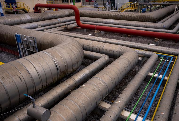Blick auf die Gasleitungen in der Regasifizierungsanlage von Enagas