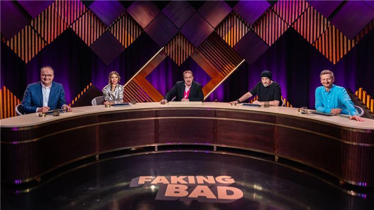 In der ersten Folge begrüßt Oliver Kalkofe die Gäste (von links) Oliver Welke, Laura Karasek, Torsten Sträter und Michael Kessler.