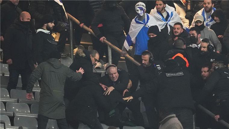 Israels Trainer dankt Frankreich für Sicherheitsvorkehrungen In der ersten Halbzeit kam es zu Rangeleien im Stadion.