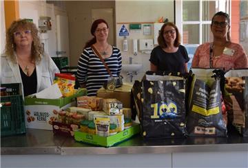 In der ersten Juni-Hälfte gab es die Sammelaktion „Hilfe für die Nordenhamer Tafel in Corona-Zeiten“. Von links: die Gruppenmitglieder Silvia Kerney, Sina Matthias und Melanie Schmidt sowie Tafel-Koordinatorin Denise Smith.
