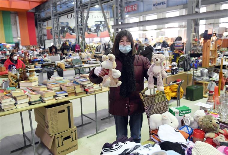 Bremerhaven will Flohmärkte nicht verbieten In der Flohmarkthalle an der Nansenstraße im Fischereihafen wechselte am Sonntag noch manches Kuscheltier den Besitzer.
