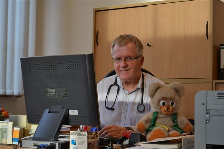 Bremerhaven: Stellvertretender Amtsarzt verabschiedet sich in Ruhestand In der folgenden Woche wird der er stellvertretende Amtsarzt Henner Naumann seinem Schreibtisch im Gesundheitsamt Bremerhaven räumen.