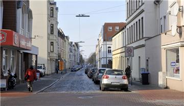 In der Frenssenstraße ist es heute Morgen zu einem Großbrand in einer Wohnung gekommen. Die Einsatzkräfte fanden ein Kind in der brennenden Wohnung, trotz sofortiger Reanimation an der Einsatzstelle verstarb das Kind im Krankenhaus.
