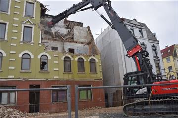 In der Fritz-Reuter-Straße in Bremerhaven wird das Haus mit der Nummer 6 abgerissen. Während der Arbeiten ist die Straße bis zur Einmündung in die Frenssenstraße gesperrt.