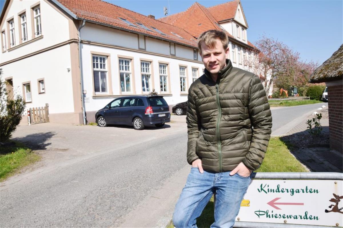 In der früheren Phiesewarder Grundschule sollen bis Jahresende neun Mietwohnungen entstehen. Das Bild zeigt Christoph Geil. Er und sein Bruder Torben sind die Eigentümer der Immobilie. 