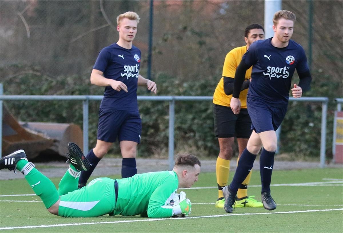 In der Fußball-Kreisliga verlor der Tabellendritte 1. FC Nordenham (blaue Trikots) zu Hause mit 1:2 gegen den Sechsten 1. FC Ohmstede und verpasste den Sprung auf einen Aufstiegsplatz.