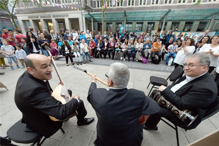 In der Fußgängerzone in Bremerhaven präsentierten sich in der Langen Nacht der Kultur die Kulturen der Welt.