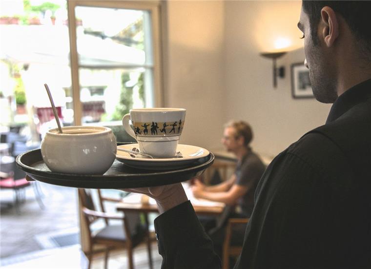 Gastronomie im Kreis Rotenburg setzt auf Asylbewerber In der Gastronomie werden Fachkräfte gesucht. Nach Ansicht der Gewerkschaft können Asylbewerber Lücken schließen. Immer mehr fänden inzwischen eine Stelle.