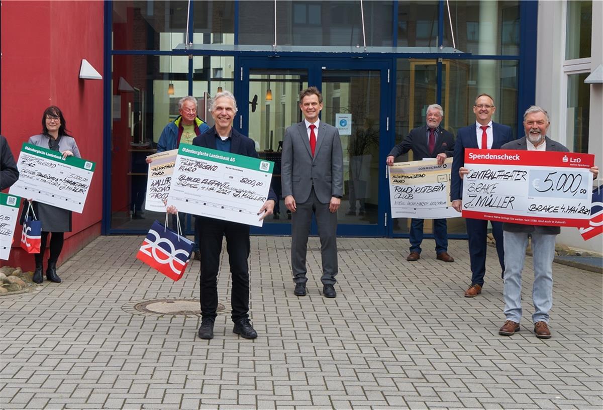In der Geburtstagsfestwoche von J. Müller war es sehr stürmisch und regnerisch, die Schecks mussten von allen Beteiligten gut festgehalten werden. 