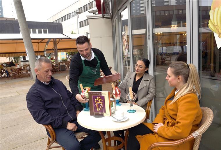 In der Gelaterie Coccato an der Großen Kirche in Bremerhaven können Gäste ihr Eis bereits wieder am Tisch im Außenbereich genießen.
