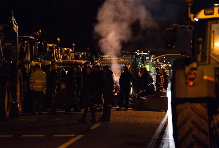 In der Gemeinde Seevetal (Landkreis Harburg) fuhren nach Polizeiangaben am Sonntagabend 250 Traktoren an einem Aldi-Lager vor.