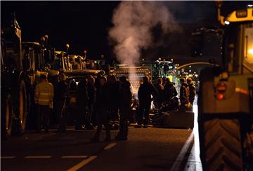 In der Gemeinde Seevetal (Landkreis Harburg) fuhren nach Polizeiangaben am Sonntagabend 250 Traktoren an einem Aldi-Lager vor.