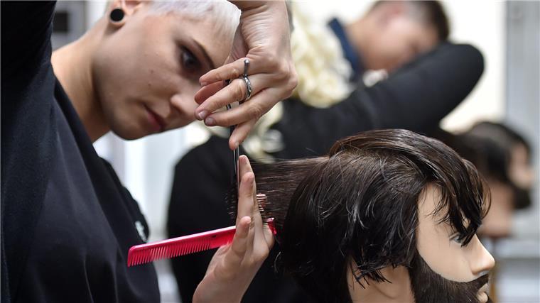 Der Wesermarsch gehen die Handwerker aus In der gesamten Wesermarsch erlernen derzeit nur noch 15 junge Menschen den Beruf der Friseurin beziehungsweise des Friseurs.