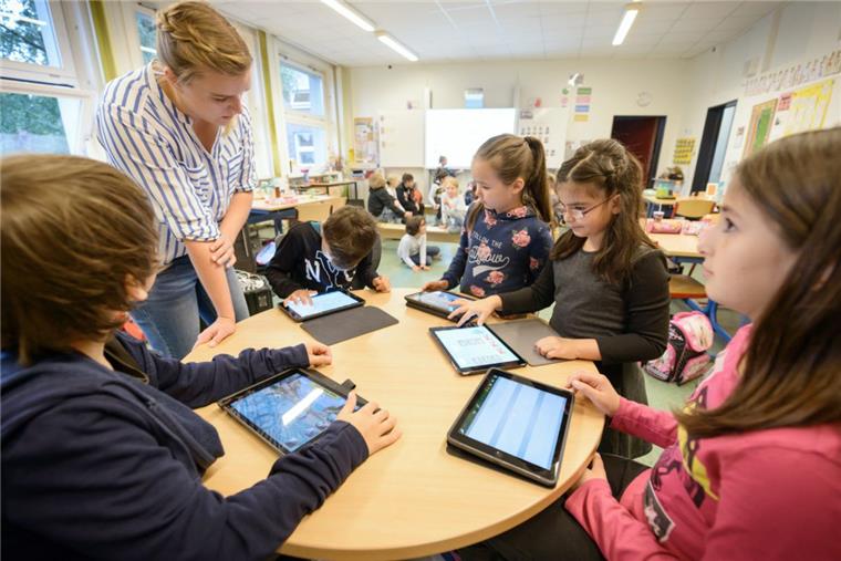 In der Gorch-Fock-Schule gibt es digitale Tafeln und I Pads. Von links: Nico, Janica Kopmann, Nazlie, Ceylin und Eva.