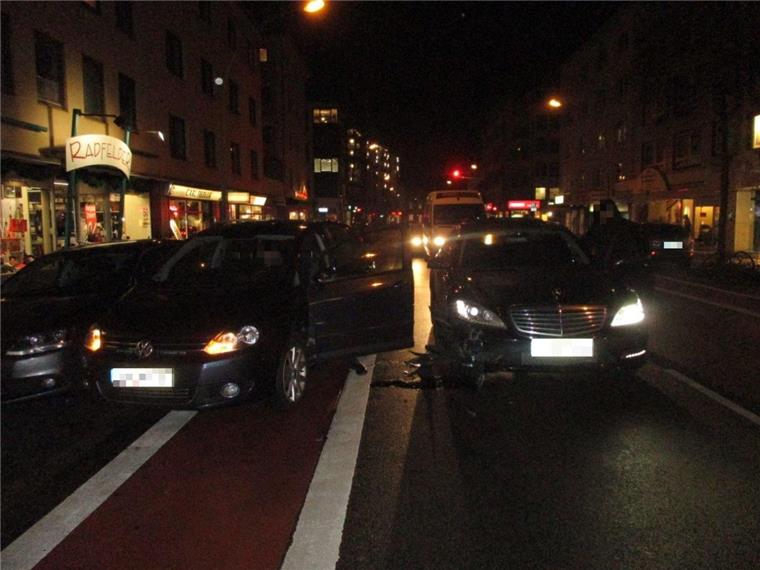 Unfall in Geestemünde: Autofahrer passt beim Anfahren nicht auf In der Grashoffstraße in Bremerhaven-Geestemünde hat es am Donnerstagnachmittag gekracht.