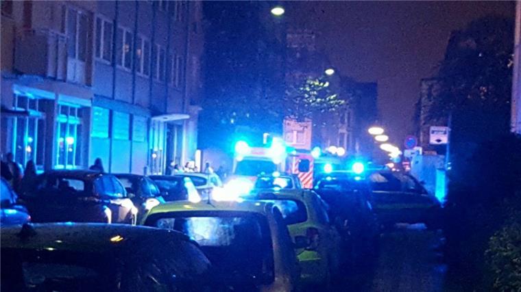 Unfall und Lkw-Panne in Bremerhavener Innenstadt: Feuerwehr und Polizei im Einsatz In der Grazer Straße wurde am Donnerstagabend ein Fußgänger angefahren und verletzt.