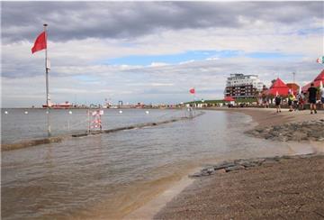 In der Grimmershörnbucht und in Sahlenburg waren Bakterien im Wasser gefunden worden. Daraufhin wurde das Baden untersagt. Erneute Messungen haben jetzt grünes Licht fürs Baden. 