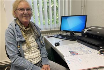 In der Grundschule in Burhave kann Karin Herrmann einen kleinen Raum als Büro nutzen. Jeden Freitag hält sie dort eine Sprechstunde ab.