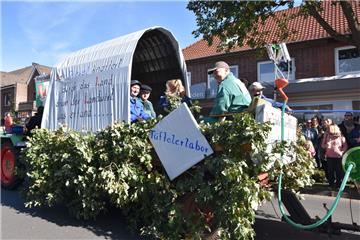 In der Gruppe der Themenwagen gewann Klein Meckelsen. Die Erntewagenbauer hatten...