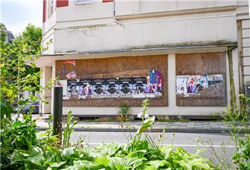 In der Hafenstraße 73/Ecke Kistnerstraße siecht eine Schrottimmobilie dahin.