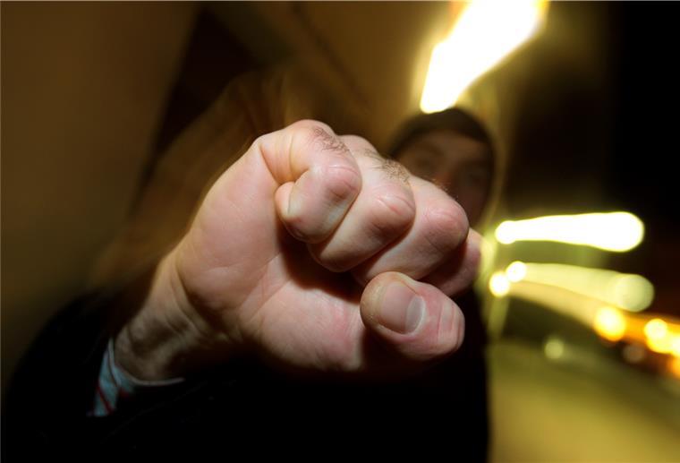 Ein junger Mann hebt seine geballte Faust (Foto/Illustration)