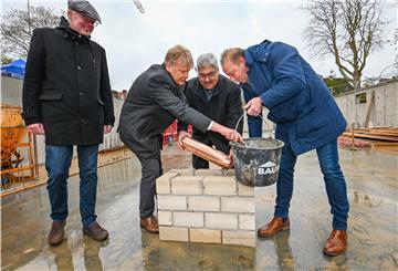 In der Isarstraße wurde der Grundstein für seniorengerechtes Wohnen gelegt. Von links: Architekt Bernd Wiedenroth, Stäwog-Geschäftsführer Sieghard Lückehe, OB Melf Grantz und Stäwog-Prokurist Ralf Göhringer.