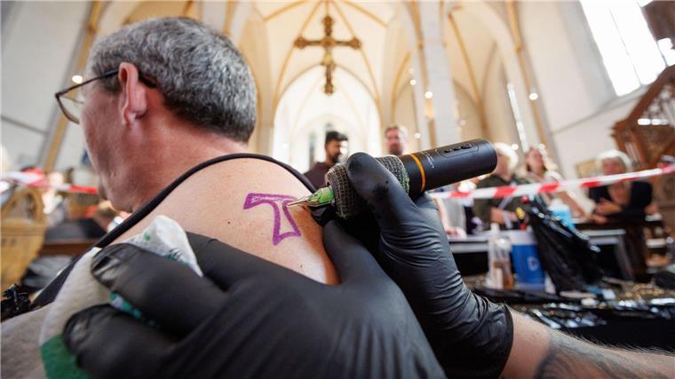 In der Johanniskirche in Osnabrück werden kostenlose Tattoos angeboten.