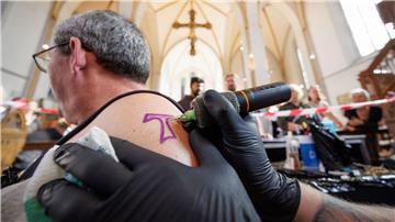 In der Johanniskirche in Osnabrück werden kostenlose Tattoos angeboten.