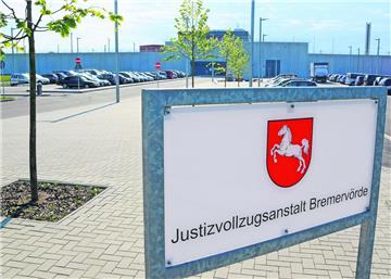 In der Justizvollzugsanstalt Bremervörde sollen Mitarbeiter Drogen und Handys für Gefangene geschmuggelt haben.