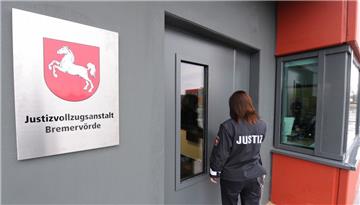 In der Justizvollzugsanstalt (JVA) Bremervörde hat sich der 47-jährige Tatverdächtige am Wochenende das Leben genommen. Die Todesursache wollten Gefängnisverwaltung, Staatsanwaltschaft und Polizei nicht nennen.