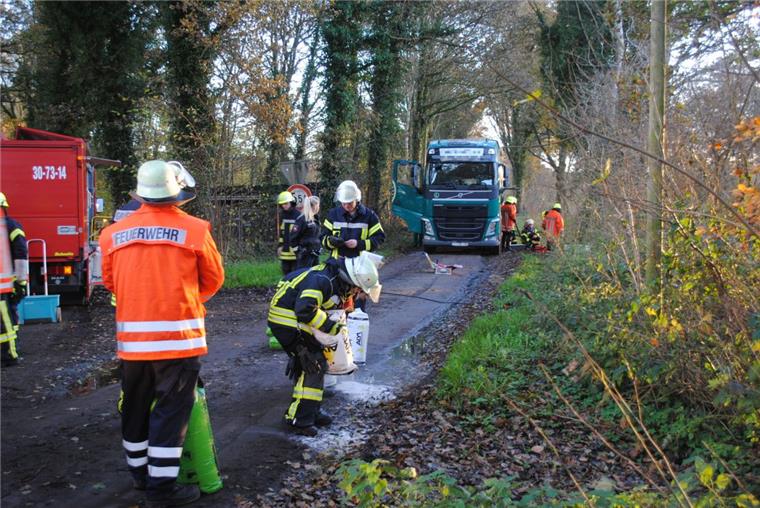 In der Kampstraße am Rande von Bramstedt (Cuxland) riss sich ein Laster den Tank auf.
