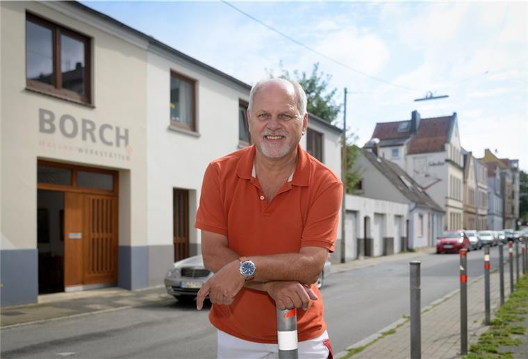 In der kleinen Altleher Straße „Auf den Sülten“ fühlt sich Harald Borowsky zuhause. Seit dem ersten Lehrlingstag 1973 hat der Maler und Lackierer nie die Firma gewechselt und sogar akribisch Tagebuch geführt . Foto: Masorat