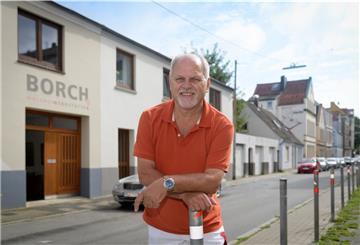 In der kleinen Altleher Straße „Auf den Sülten“ fühlt sich Harald Borowsky zuhause. Seit dem ersten Lehrlingstag 1973 hat der Maler und Lackierer nie die Firma gewechselt und sogar akribisch Tagebuch geführt . Foto: Masorat