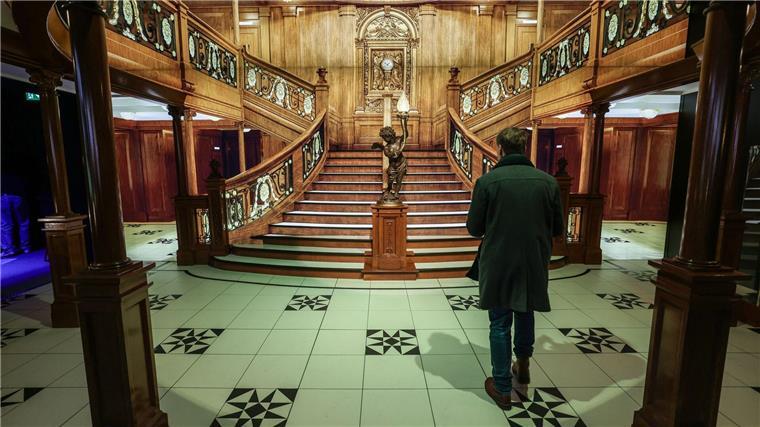 „Titanic“-Ausstellung mit täuschend echten Raumnachbildungen In der Kölner „Titanic“-Ausstellung können Besucher auch das Treppenhaus der Ersten Klasse nacherleben.