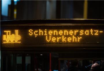 Das Schriftbanner an einem Bus weist auf den Schienenersatzverkehr hin.