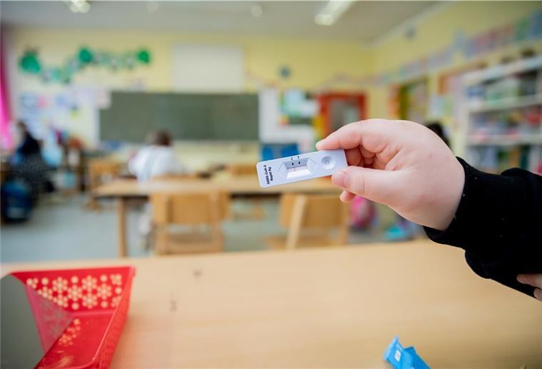 In der kommenden Woche müssen sich Schülerinnen und Schüler laut Ministerium jeden Tag zu Hause auf das Coronavirus testen.
