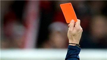 In der Kreisklasse zeigt ein Referee Rot - daraufhin wird er von einem Spieler angegriffen.