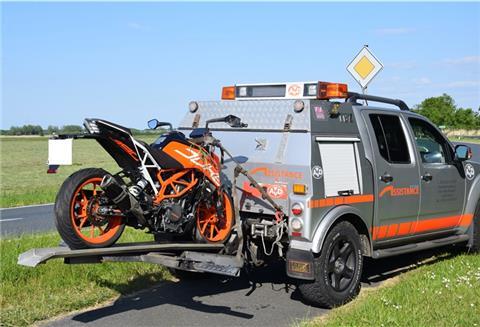 In der Kurve Hakendorferwurp/Schweier Straße sind ein Auto und ein Motorrad kollidiert.