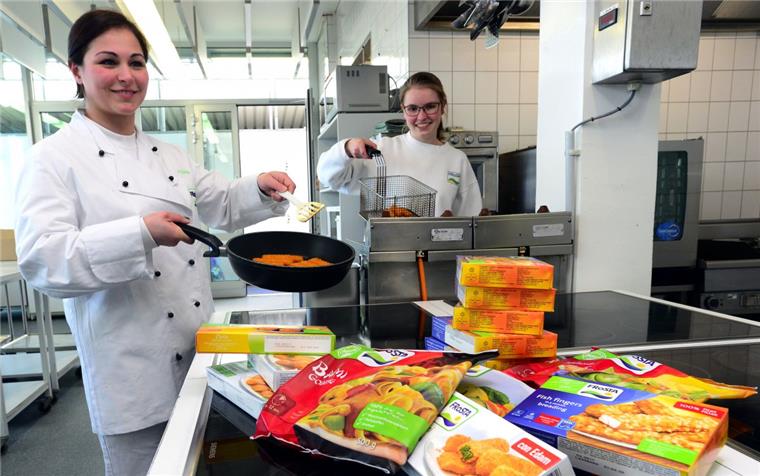In der Laborküche von Frosta  kochen Hanaye Langari (links) und Merle Christophersen. 