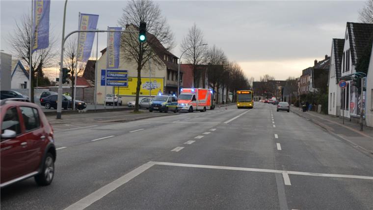 In der Langener Landstraße in Bremerhaven kam der 75-jährige Autofahrer zum Stehen. Die Rettungssanitäter sind schon vor Ort.